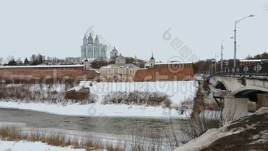 河流在冬季流淌，河岸上坐落着宫殿、东正教教堂、鲁桑市红色城墙的堡垒。 在那里